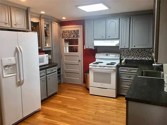 4th image of 95 Hubbard Dr