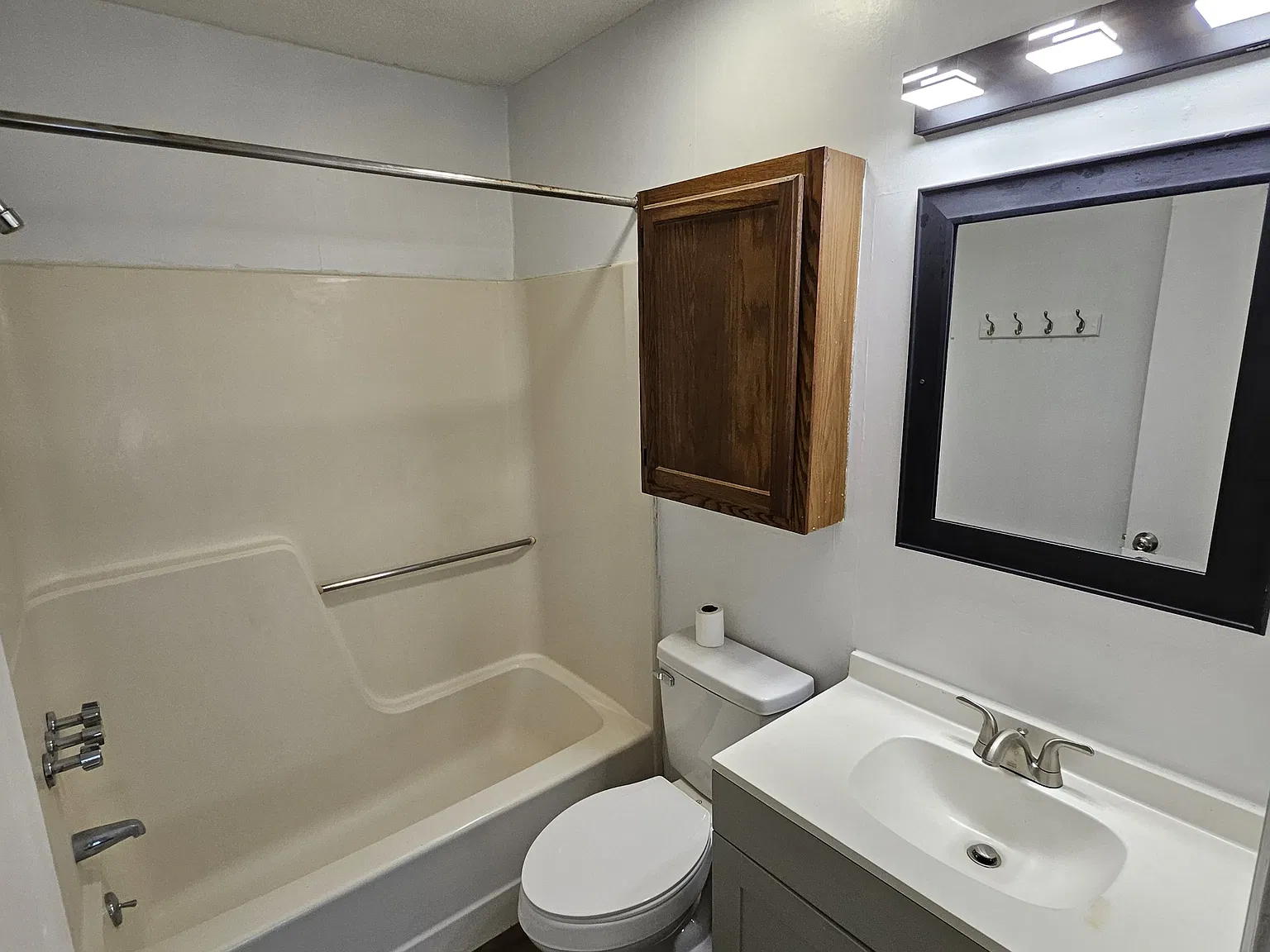 *2605 Stewart - D — Photo 3