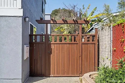 1649 Julia St — Photo 2