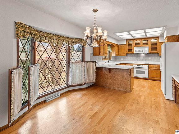 5th image of 16630 Martha Cir