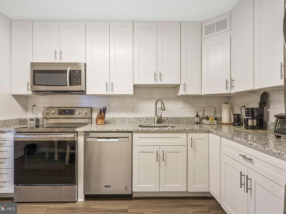 1st image of 307 Yoakum Pkwy APT 1218