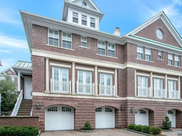 203 Heights Ln, Tenafly, NJ 07670