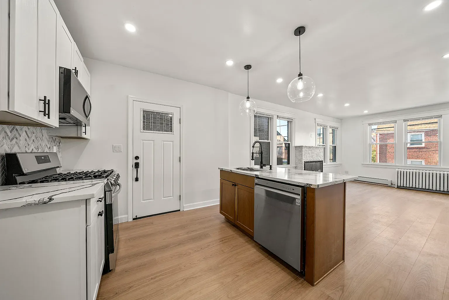 2 bed, 990 sqft, $2,600 — Photo 1