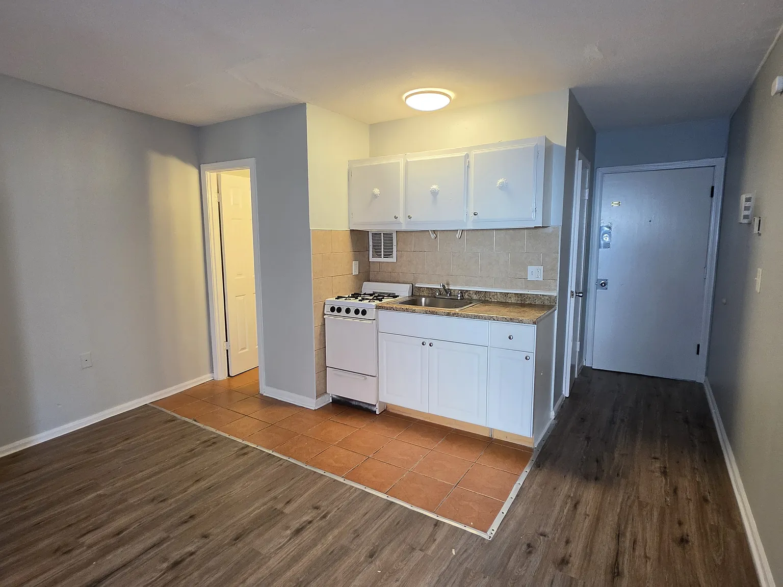 Studio, $875 — Photo 2
