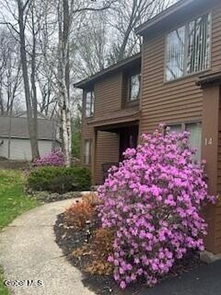 3rd image of 14 W Berkshire Drive