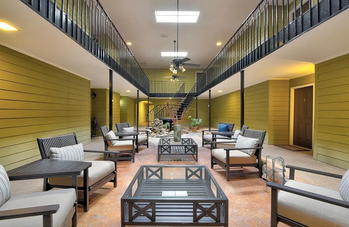 2 bed, 907 sqft, $1,200 — Photo 3