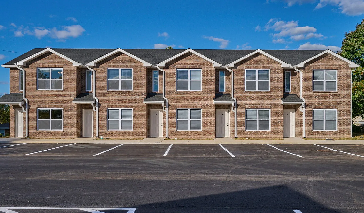 2 bed, 1.5 bath, 900 sqft, $1,300 — Photo 1