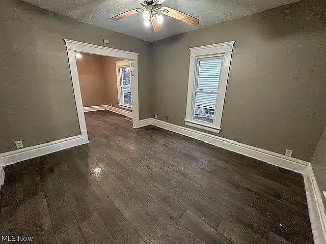 483 Douglas St — Photo 3