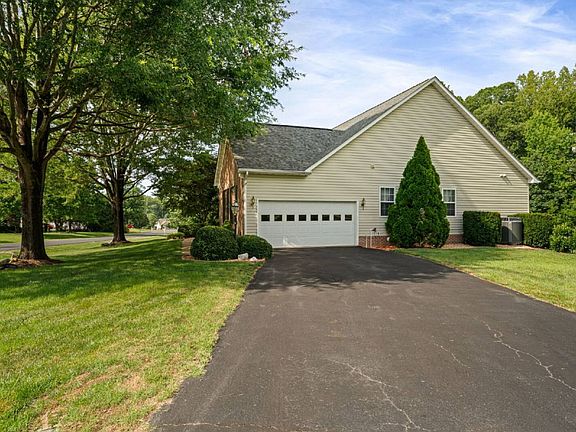 5th image of 61 Kirby Ln