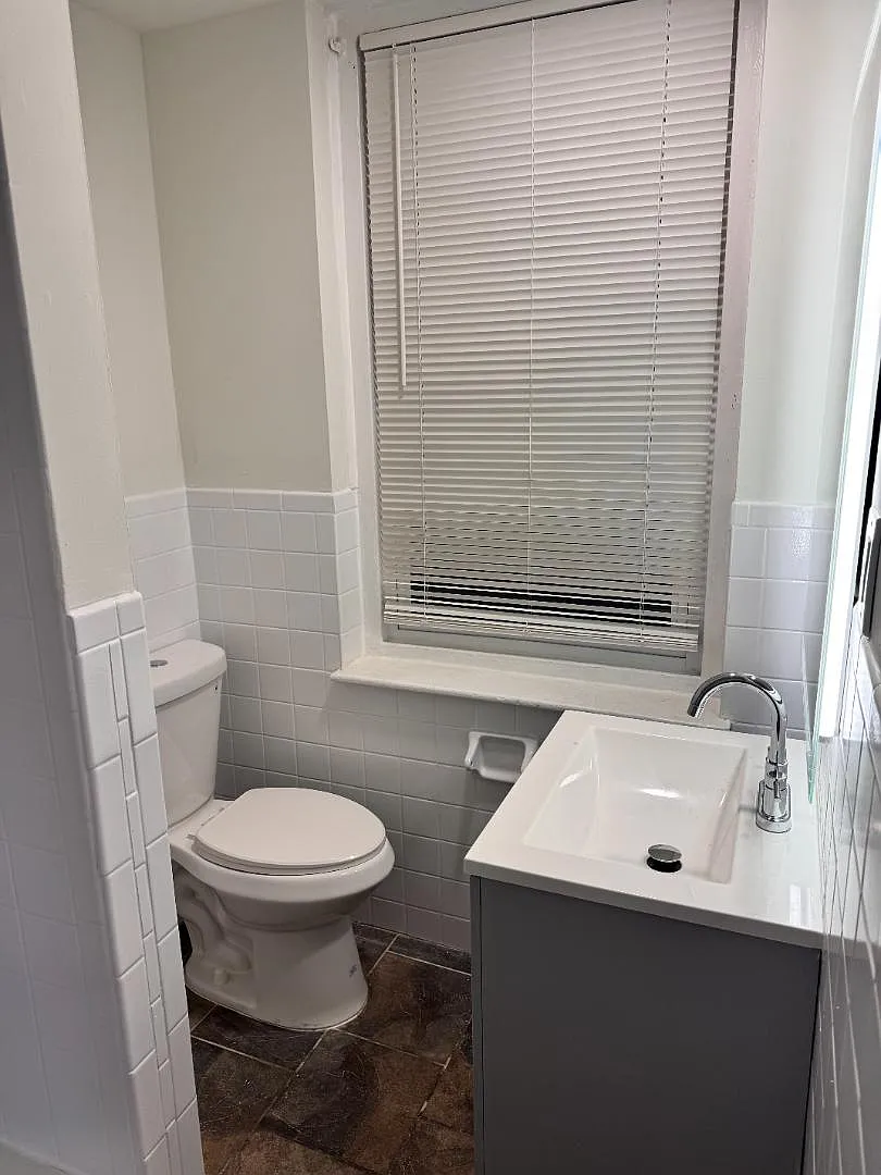 Unit Photo - 103 W Maplewood Ave #1