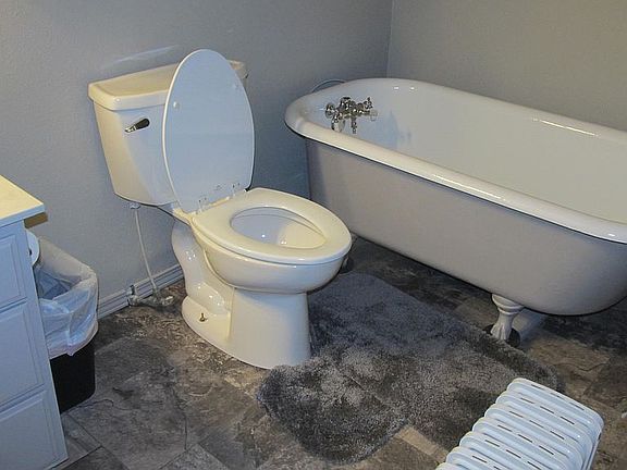 5th image of 906 W North St