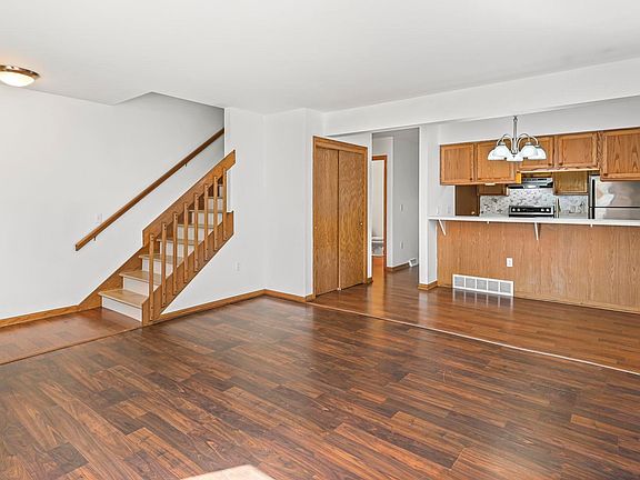 3rd image of 6923 Raymond Rd