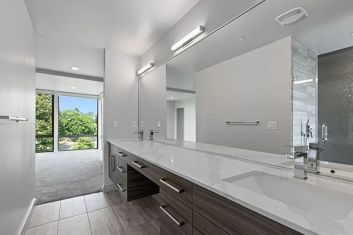 2409 E Thomas St — Photo 24