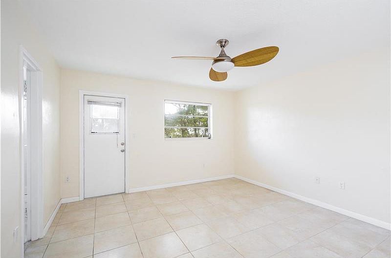 1st image of 900 6th St APT 15