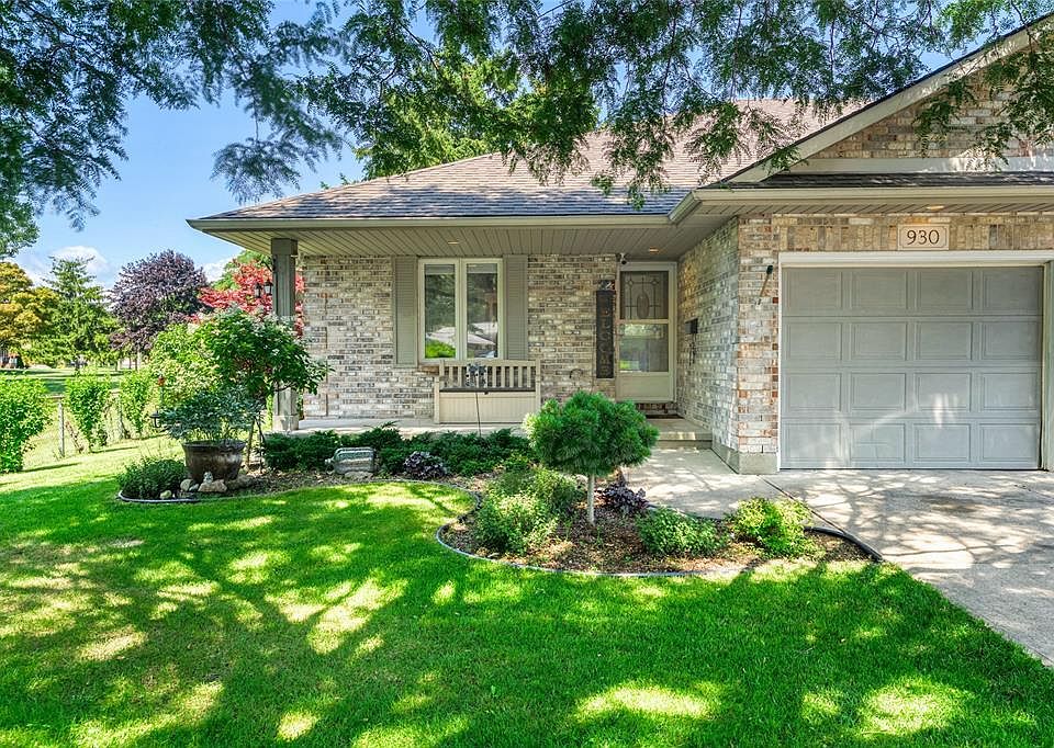 1st image of 930 Assiniboine Cres