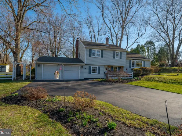 2371 N Parkview Dr, Norristown, PA 19403