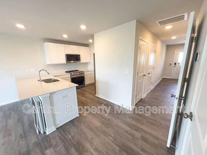 3 bed, 2.5 bath, 1410 sqft, $1,750 — Photo 3