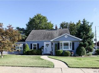 16 Prairie Ln, Levittown, NY 11756