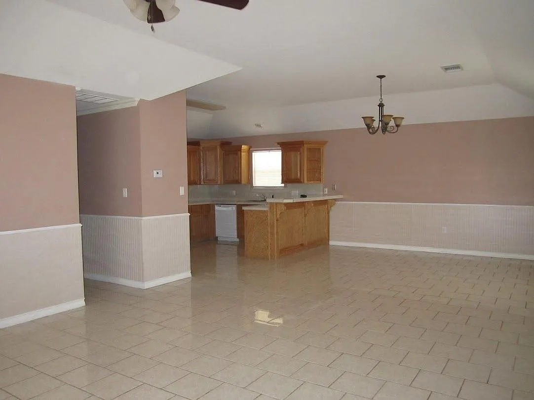 3 bed, 1540 sqft, $1,645 — Photo 1