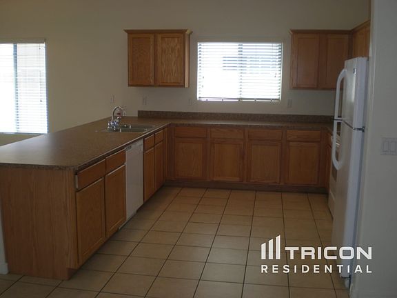 2nd image of 15613 N Poppy St