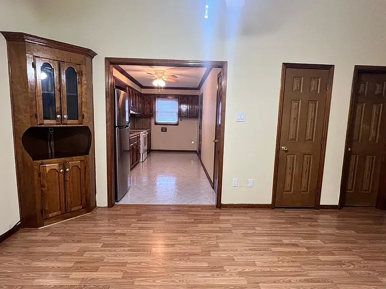 466 Willow Spring Ln — Photo 4