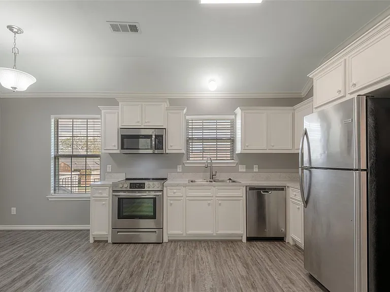 100 Shorewood Dr — Photo 9