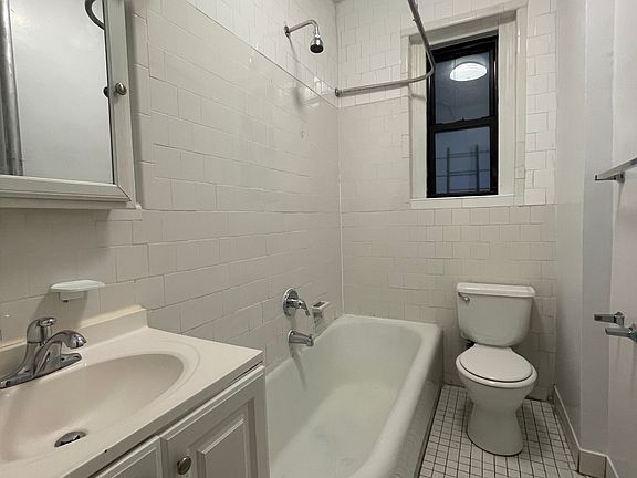 5th image of 3824 Waldo Ave APT 4F