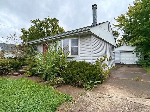 5th image of 822 Adams St