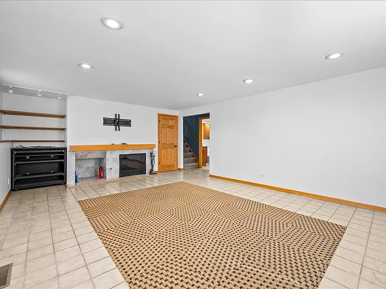 1120 N Brainard St — Photo 14