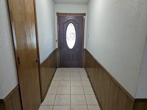 Entry w/ Coat Closet