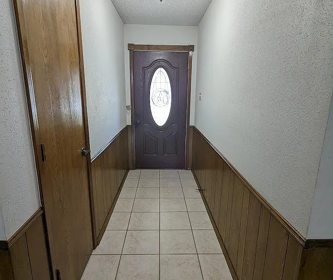 Entry w/ Coat Closet