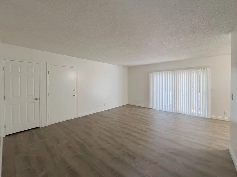 Parkway Plaza Apartments — Photo 11