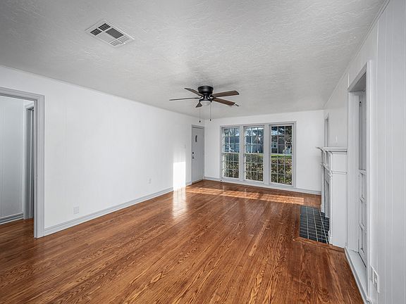 3rd image of 709 NW Bell Ave