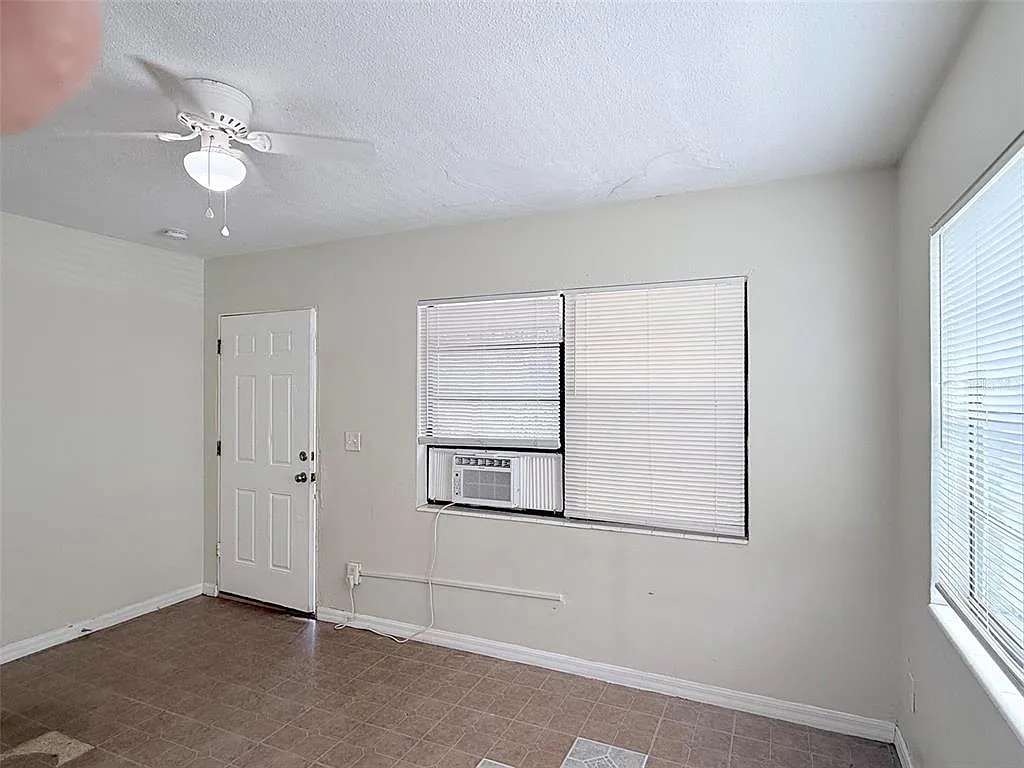 Studio, 1.0 bath, 350 sqft, $895 — Photo 4