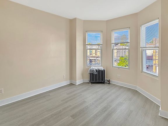 PRIMARY BEDROOM (UN-STAGED)