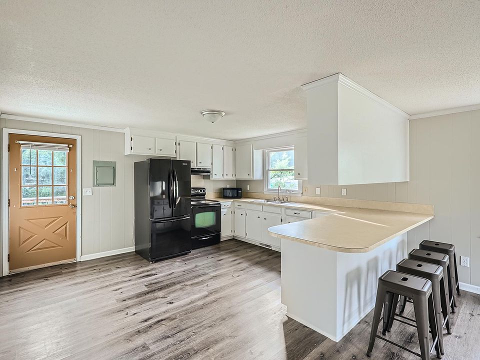 Kitchen with bar