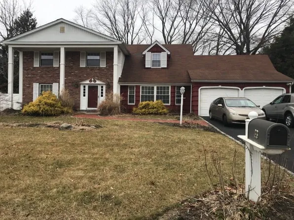 33 Hyde Ln, Coram, NY 11727