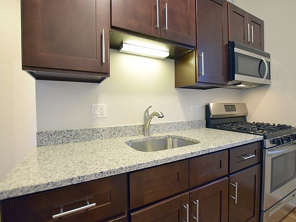 4th image of 3804 W Montrose Ave #204