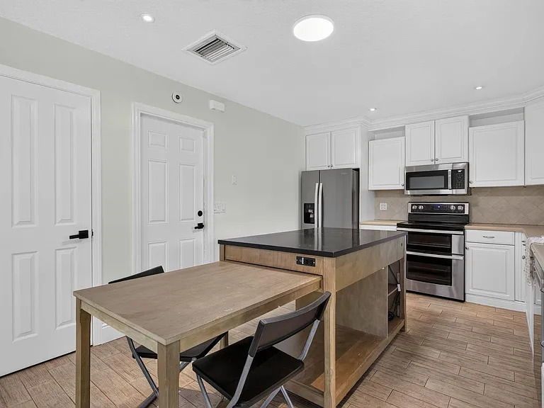 6410 NW 34th Ave — Photo 2