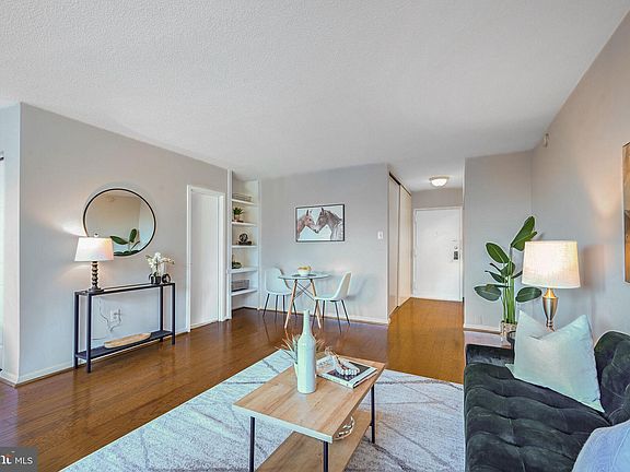 4th image of 2059 Huntington Ave APT 500