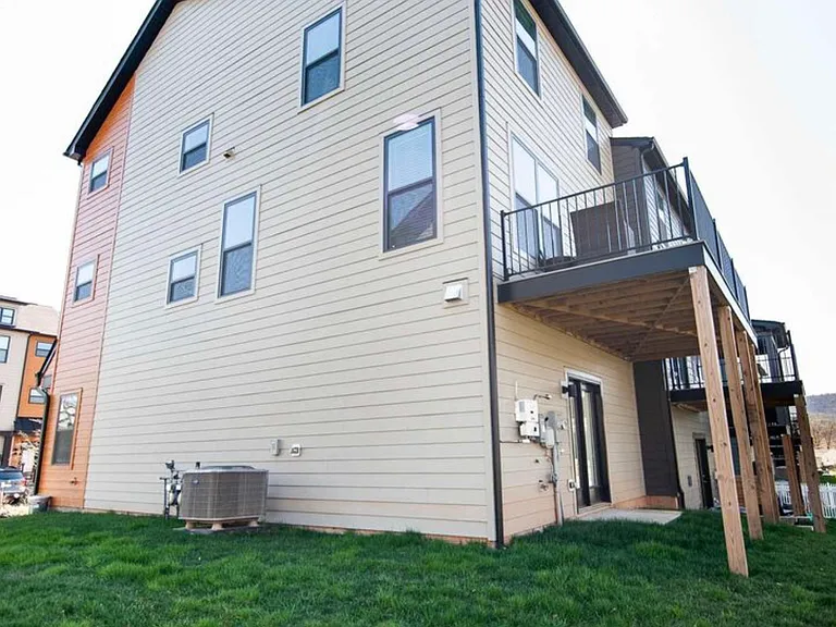 121 Junction Ln — Photo 2