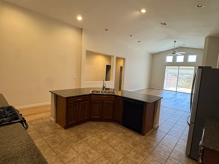 2516 Alma Lidia Ave — Photo 12