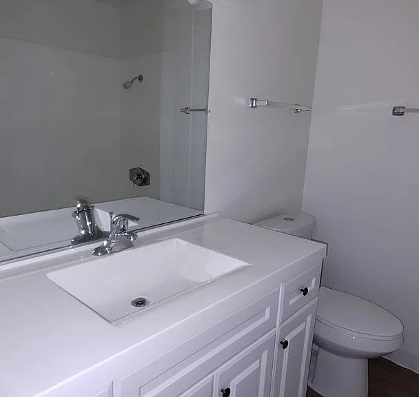 Hallmark Apartment — Photo 6