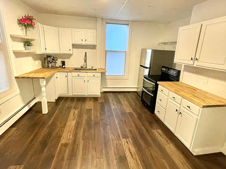143 Oak St #1 — Photo 2