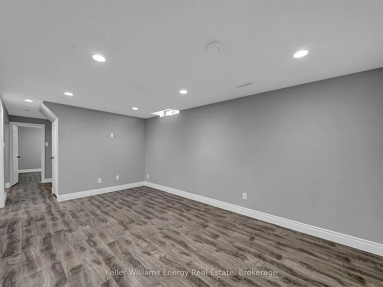 1137 Norman Cres #LOWER — Photo 28