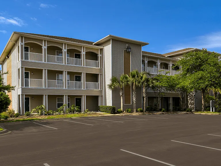 Pinnacle Pointe Apartments — Photo 36