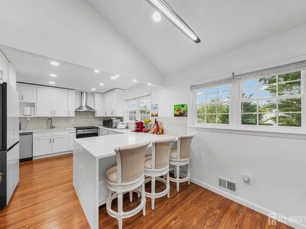 313 Suttons Ln, Edison, NJ 08817