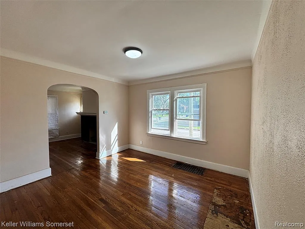 2 bed, 1.0 bath, 912 sqft, $1,200 — Photo 4