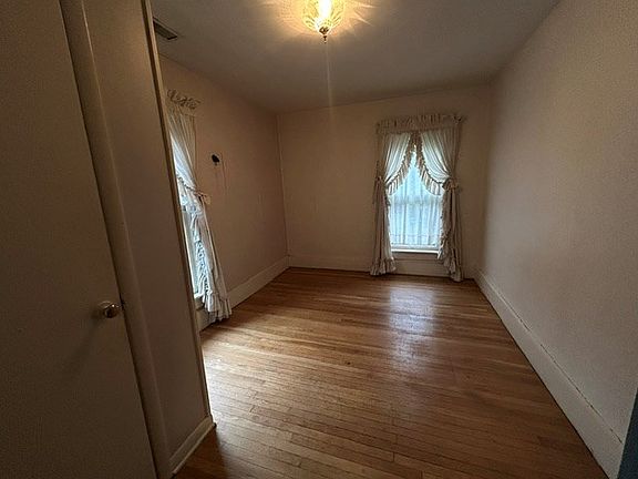3rd image of 221 S Boston St