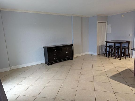 4th image of 2900 NE 30th St APT 10C
